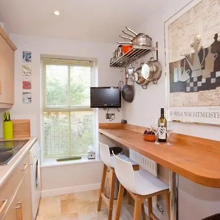 Walking Distance To Racecourse And Centre