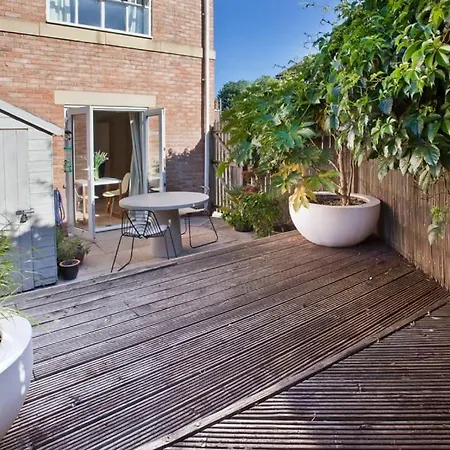 Walking Distance To Racecourse And Centre *