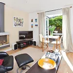 Walking Distance To Racecourse And Centre Holiday home