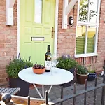Holiday home Walking Distance To Racecourse And Centre *