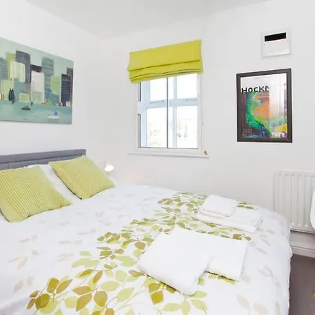 Walking Distance To Racecourse And Centre