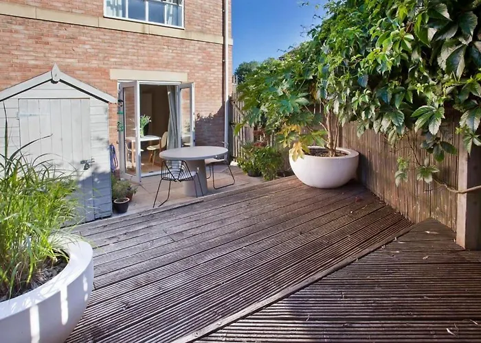 Walking Distance To Racecourse And Centre *