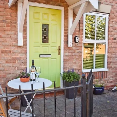 Walking Distance To Racecourse And Centre Ferienhaus